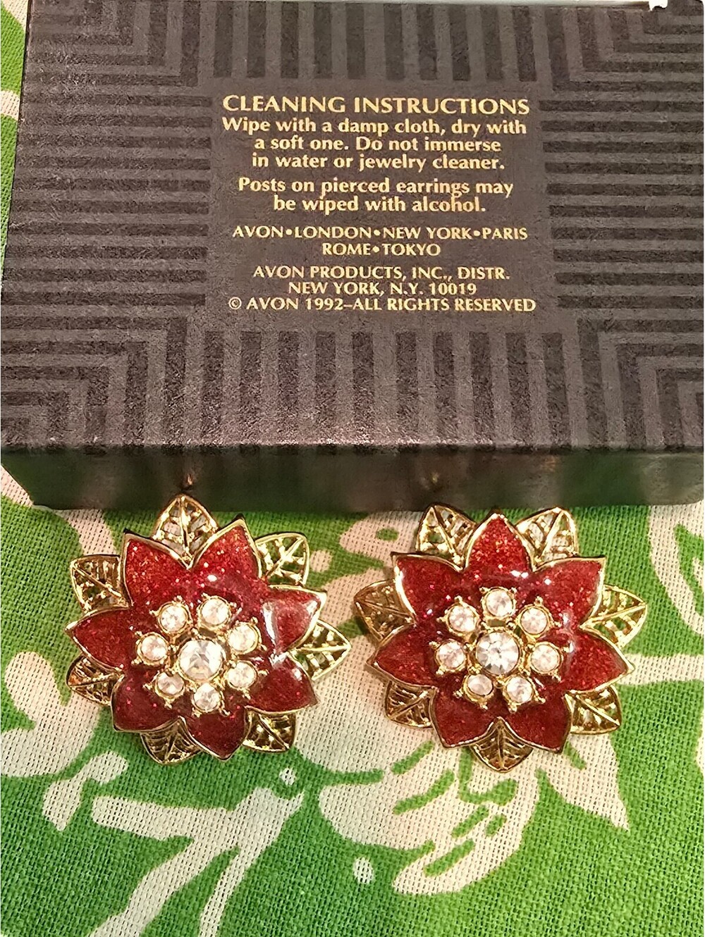 VTG AVON Poinsettia Christmas Red Enamel Goldtone Clear Rhinestone Post Earrings - Picture 7 of 7